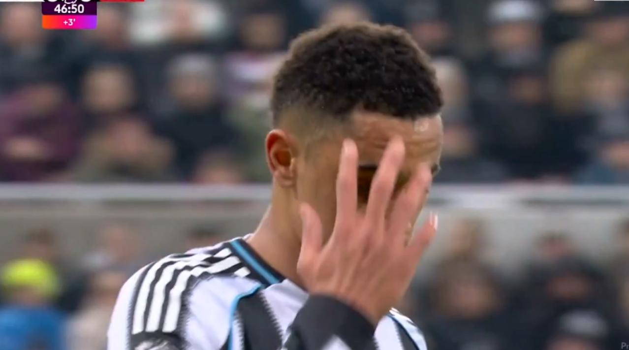 曼联突然就有牌了！最近裁判很照顾曼联啊！估计又🈶人说曼联是“裁判队”了。但裁