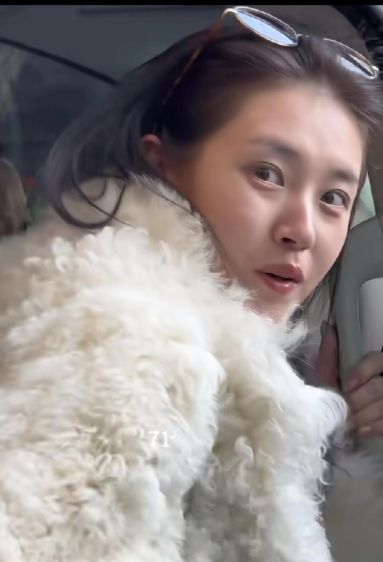 2024年第一个被素颜照“毁掉”的顶流女明星，3天涨了200万活粉。不是塌房，