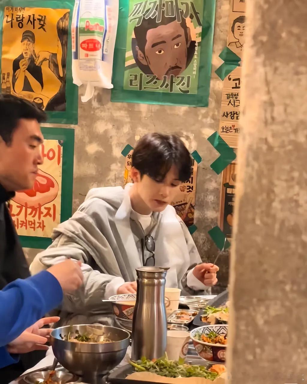 网友在韩国偶遇了檀健次，咱就是说帅哥真是吃饭的样子也不忘记散发魅力呀檀健次韩国人