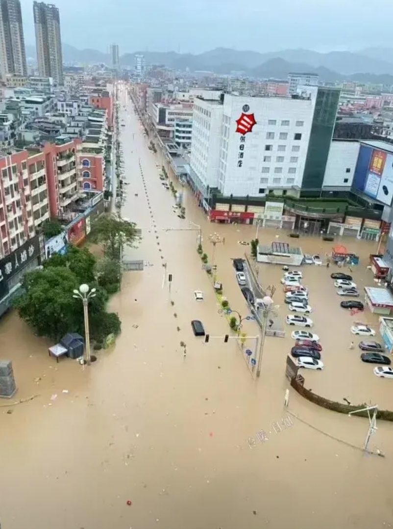 东莞黄江镇中心成了水城。一片汪洋大海，水浸街让市民损失惨重。对我们外来人员也是