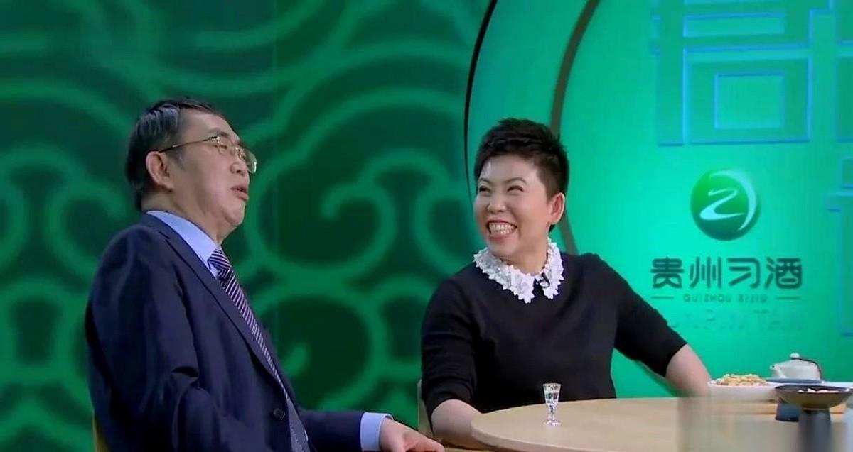 棋圣聂卫平，当着一帮体育大腕的面儿，把一个10岁的小孩给揍了。大冬天的，用一条