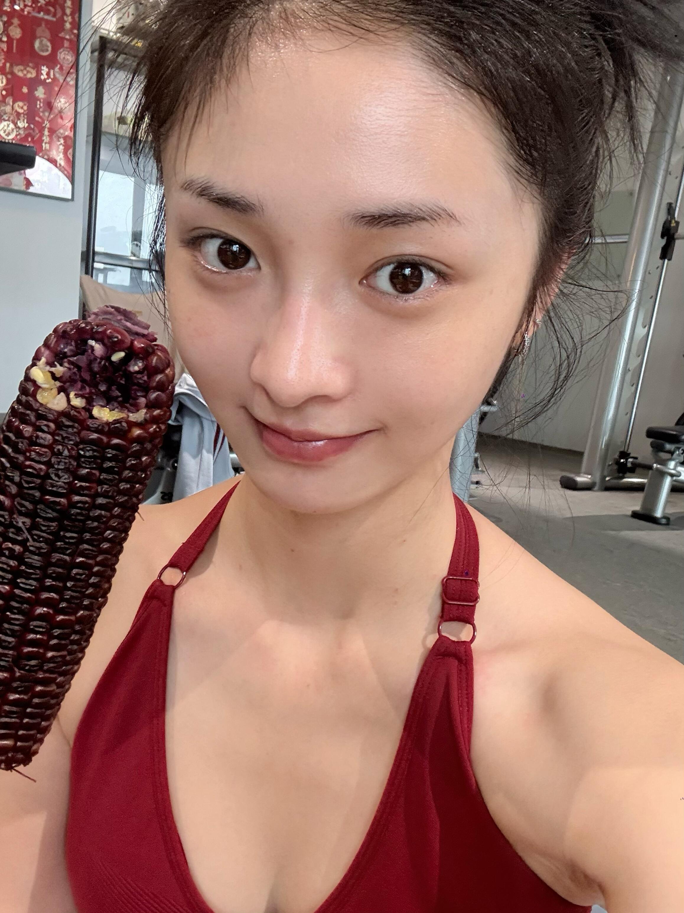 周洁琼素颜、蜜桃臀、腹肌都是顶级！周洁琼​​​
