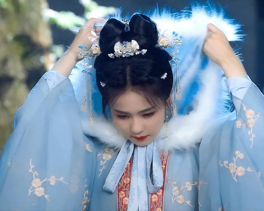 白鹿家开开心心过宁安如梦两周年。那些没事儿就黑白鹿的，都是白鹿上位的踏脚石。草根