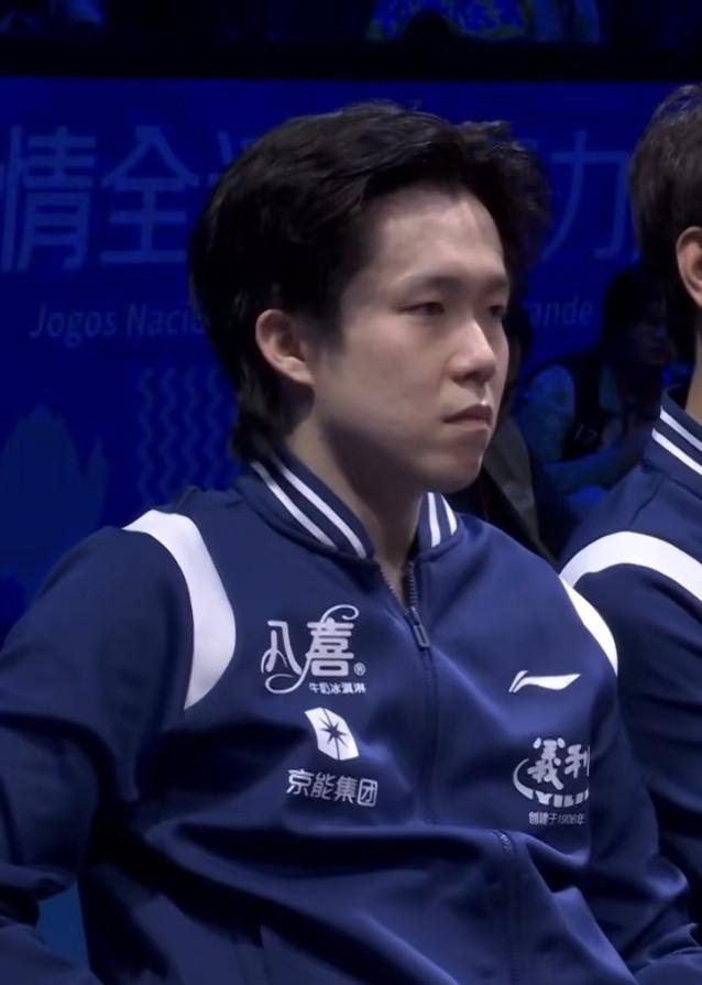 王楚钦输掉樊正东后，坐到席位上，掩盖不住内心的失落感！这是全运会上第二次输给