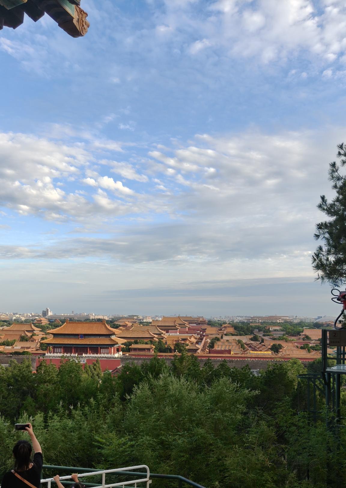 登上景山公园，都说在此能拍摄到紫禁城全景。没想到，孩子给我拍出来的照片竟是这般模