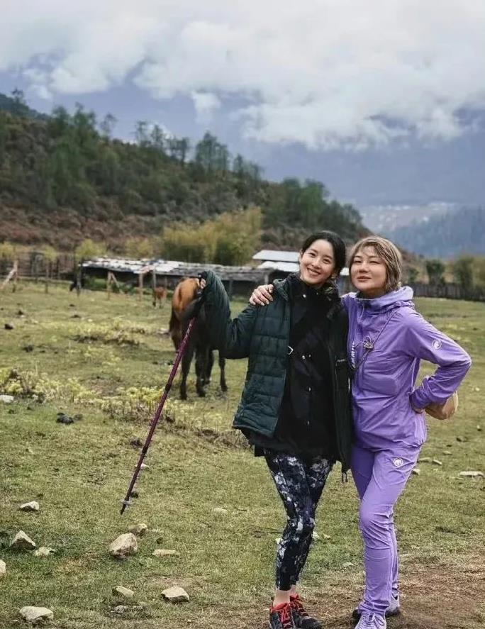 章泽天探寻完自然，就去欧洲奶茶妹妹章泽天，前段时间和好友杨天真，一起去不丹徒步