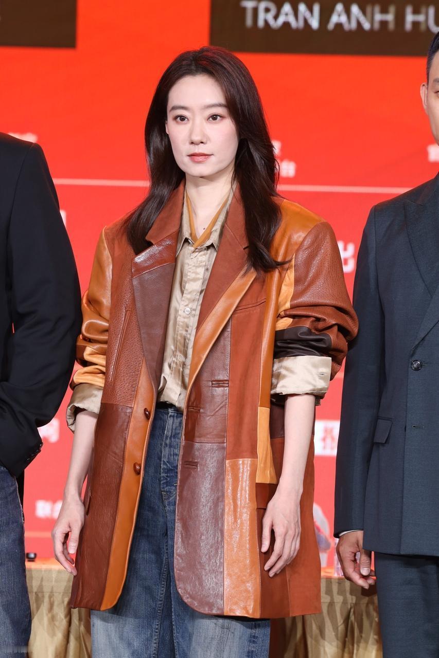 最近张小斐在北京出席时尚活动，她这次搭配的很有型，看上去也很有酷，气质不凡。