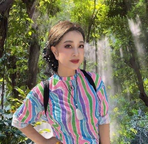 哇！刘晓庆好美，74岁这状态真的牛啊，正是闯的年纪，这精气神一看就很足啊！