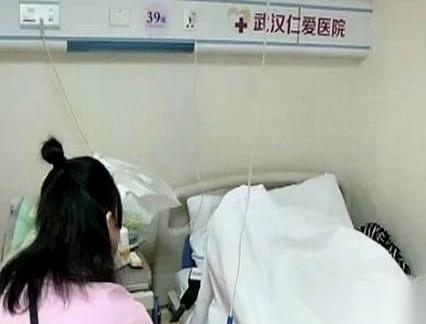 指尖划过这条网传的新闻，悬在屏幕上方停住了。湖北23岁的女孩芳芳，硬是把一条内裤