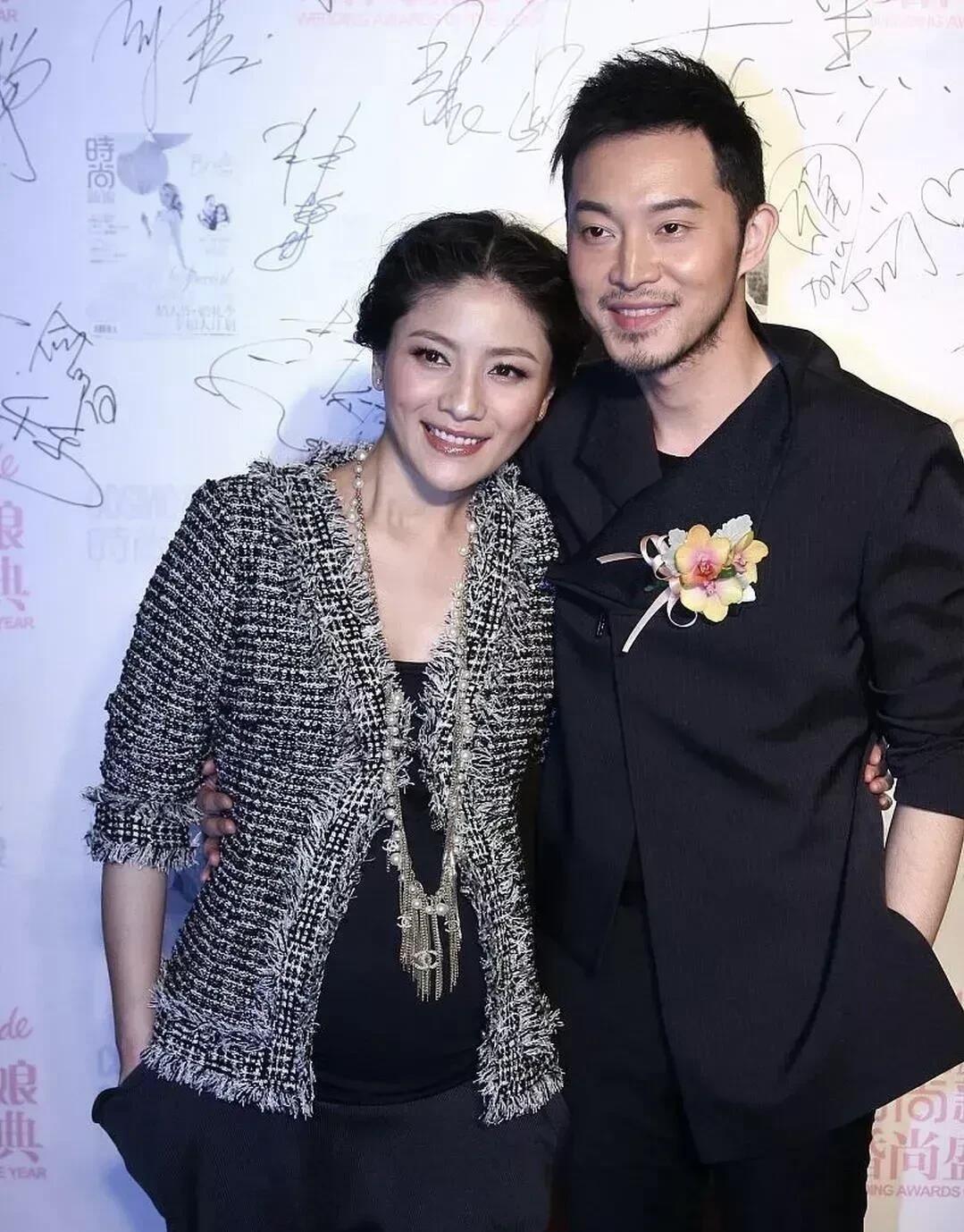 这是他们早些年的一张合影，男的高大英俊，女的温婉大气，男帅女靓，真的是一对恩爱般