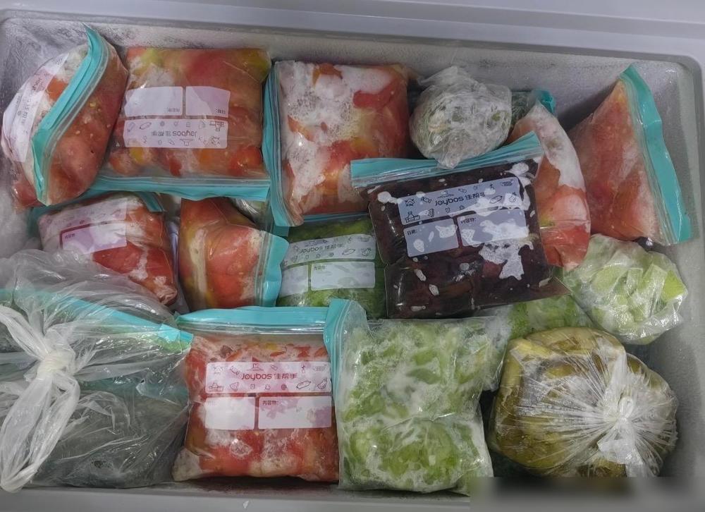 别一见冰箱冷冻层就只放肉我之前踩过好多囤菜的坑，新鲜菜买多了放不了两天就烂，