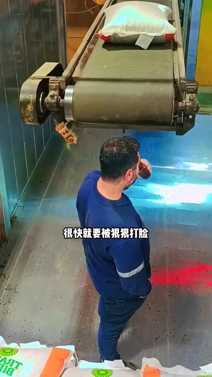 这名男子的老板偷偷装了摄像头，想看看员工上班到底在干什么。他完全没想到自己很快就