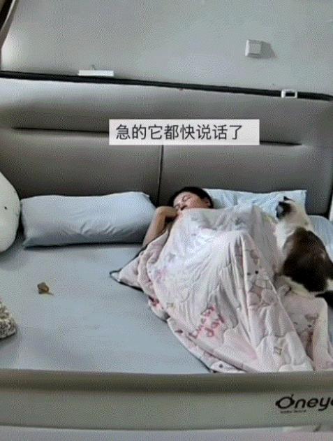 太有灵性了！山东，一几个月大的宝宝和妈妈睡觉，可宝宝翻身时不慎被被子蒙住了头，但