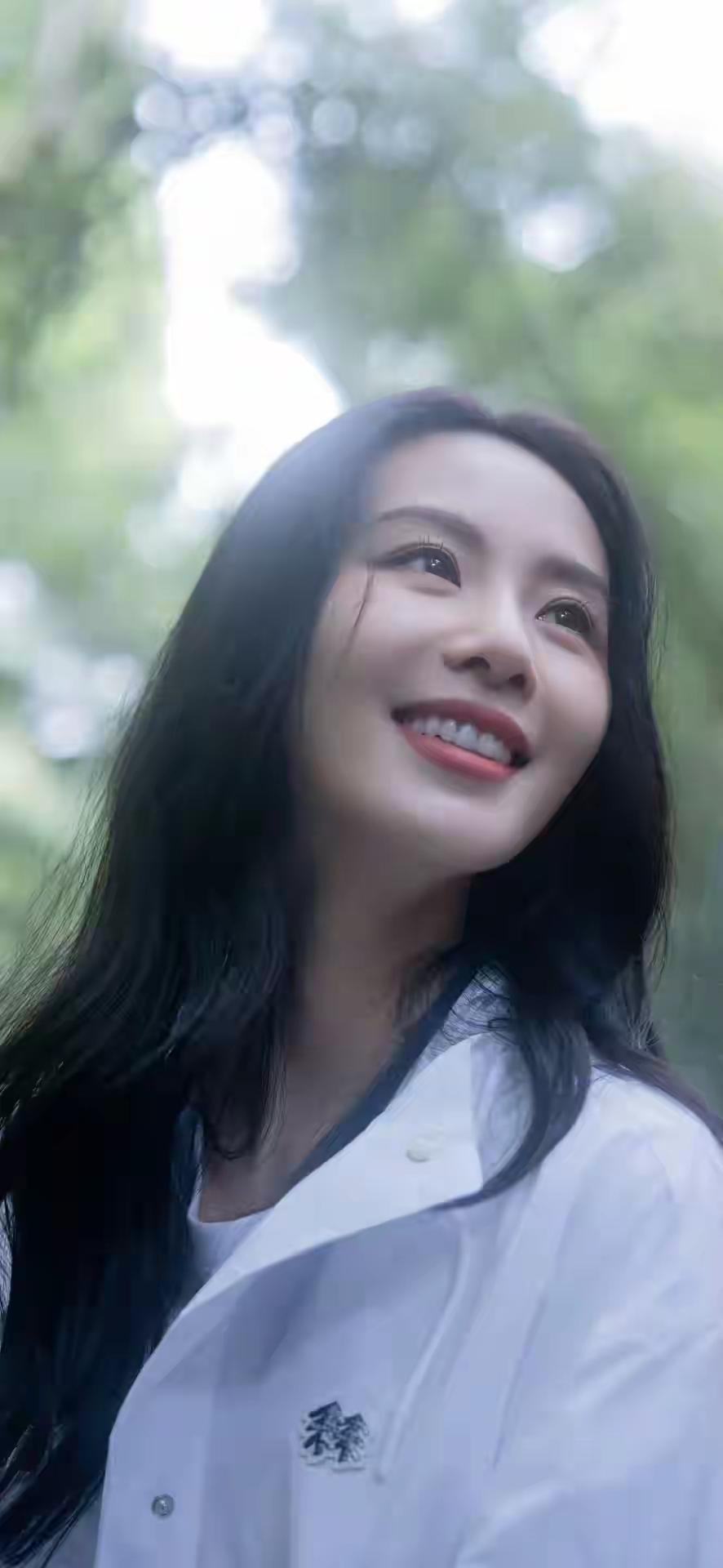 永远美诗诗:阳光洒落，微笑绽放，自然中的美好瞬间。🌞🌿😊