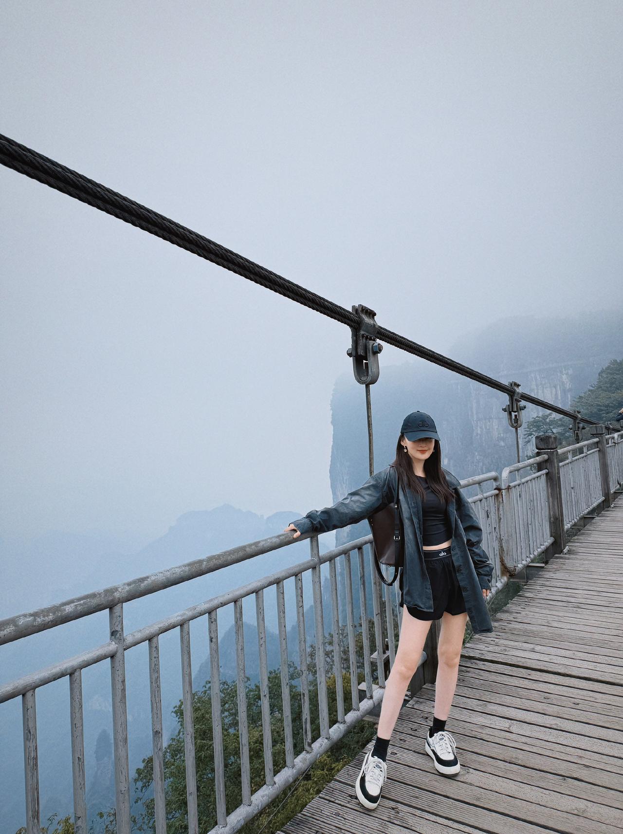 李沁，于9月17日在个人账号晒出了一组旅行照，配文：云起峰林，人间盛景。大自然的