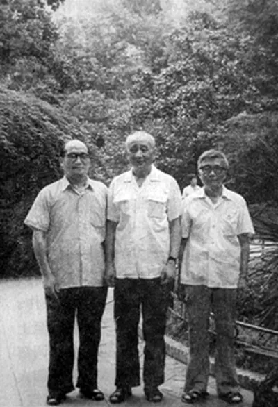 1949年，地下党黄旭潜入警察局档案室，偷偷拿走了17份特务资料，谁知第二天就被