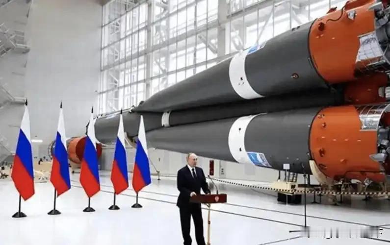 俄硬杠美国：派潜艇护航油轮！近日，一艘悬挂巴拿马国旗的普通油轮，竟在短短一个