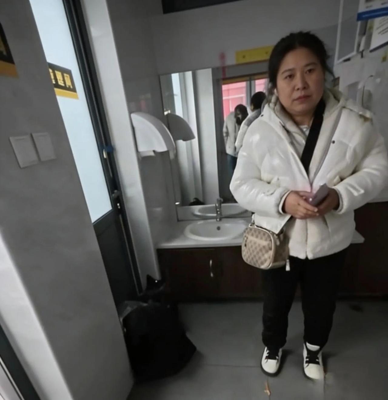 江西大姐为何住进公厕？小伙的举动太暖心！近日，一段唐山街头的视频又火了！3月