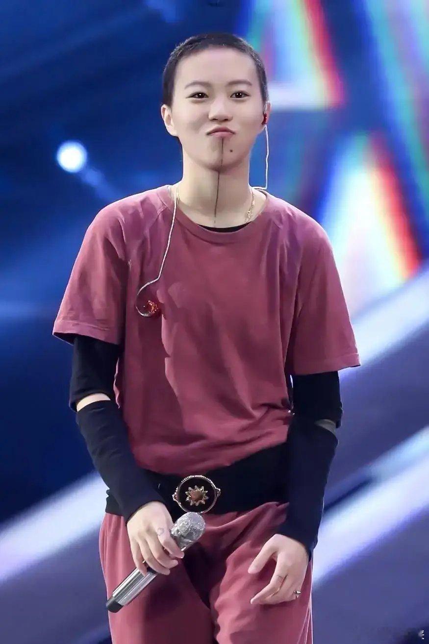 窦靖童可能一辈子都要感激这个继父，窦靖童和李亚鹏没有血缘关系，但养父胜过亲父，李