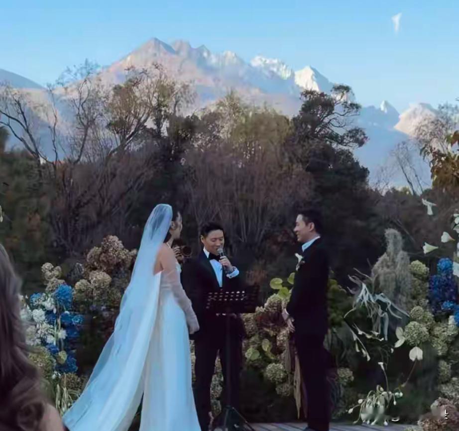 恭喜，恭喜！现年36岁的香港顶级富二代霍启仁结婚，和泰国妻子Namfon在云南丽