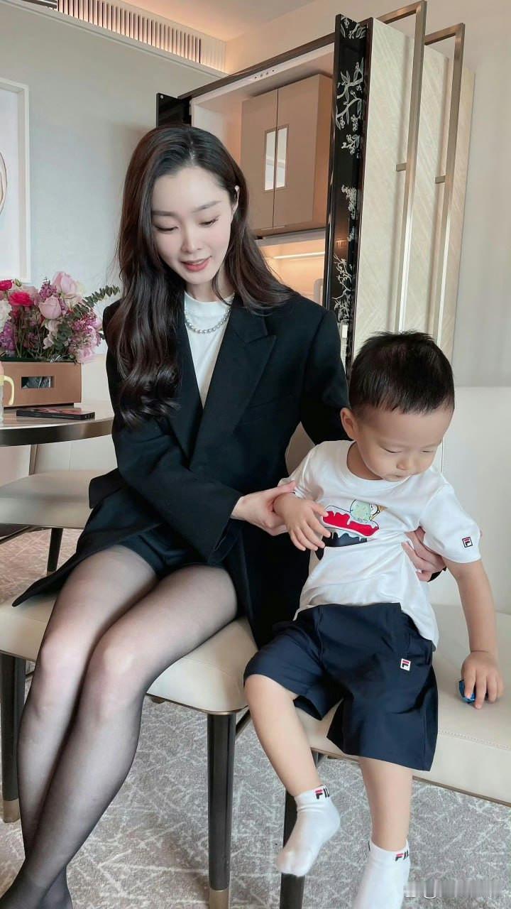 宋轶，我记得铁子最讨厌穿丝袜了​​​