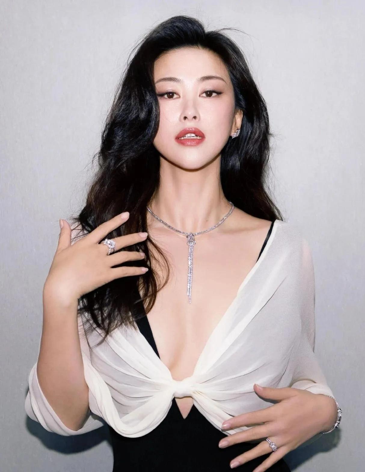 要说氛围感女神，怎么能少得了朱珠！不管是满钻奢华礼服，还是黑白撞色长裙，都完美