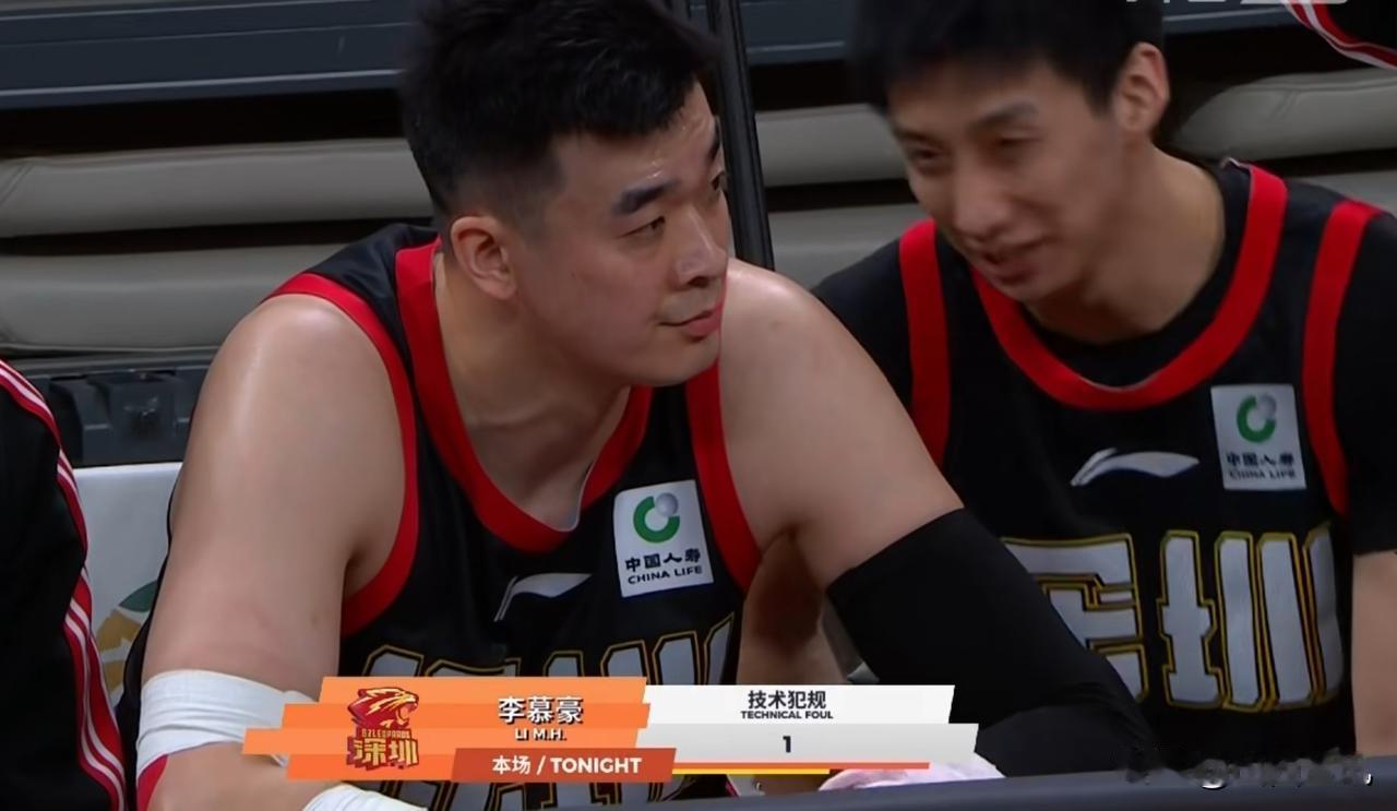 潘江被被夺权始末！李慕豪故意横移使脚绊了迪亚洛冲篮，潘江情绪激动，反复与裁判沟