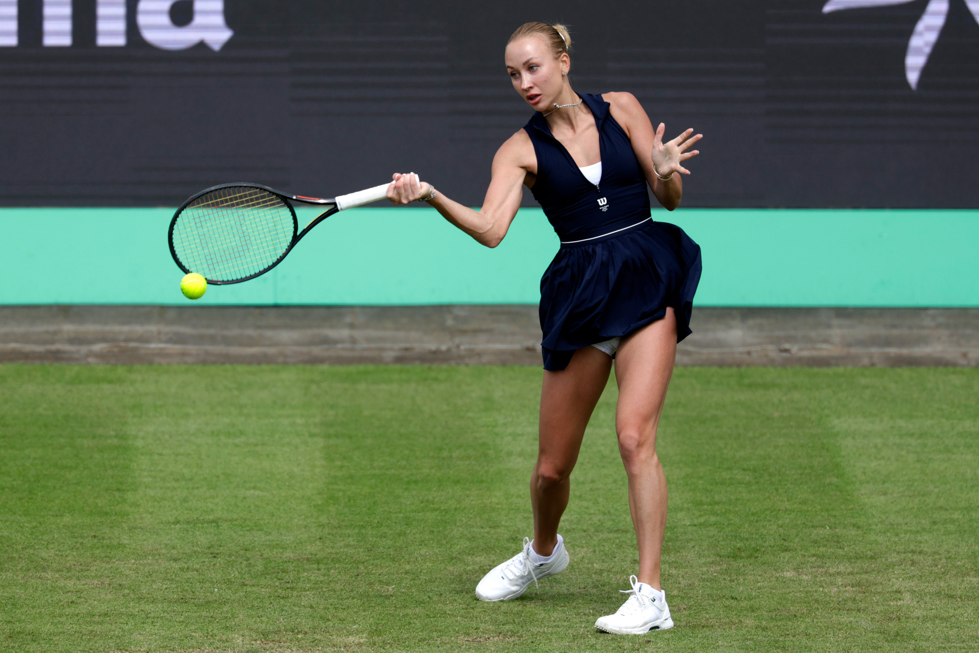 WTA250斯海尔托亨博斯站首轮，5号种子波塔波娃在决胜盘1-4之后连赢五局，最
