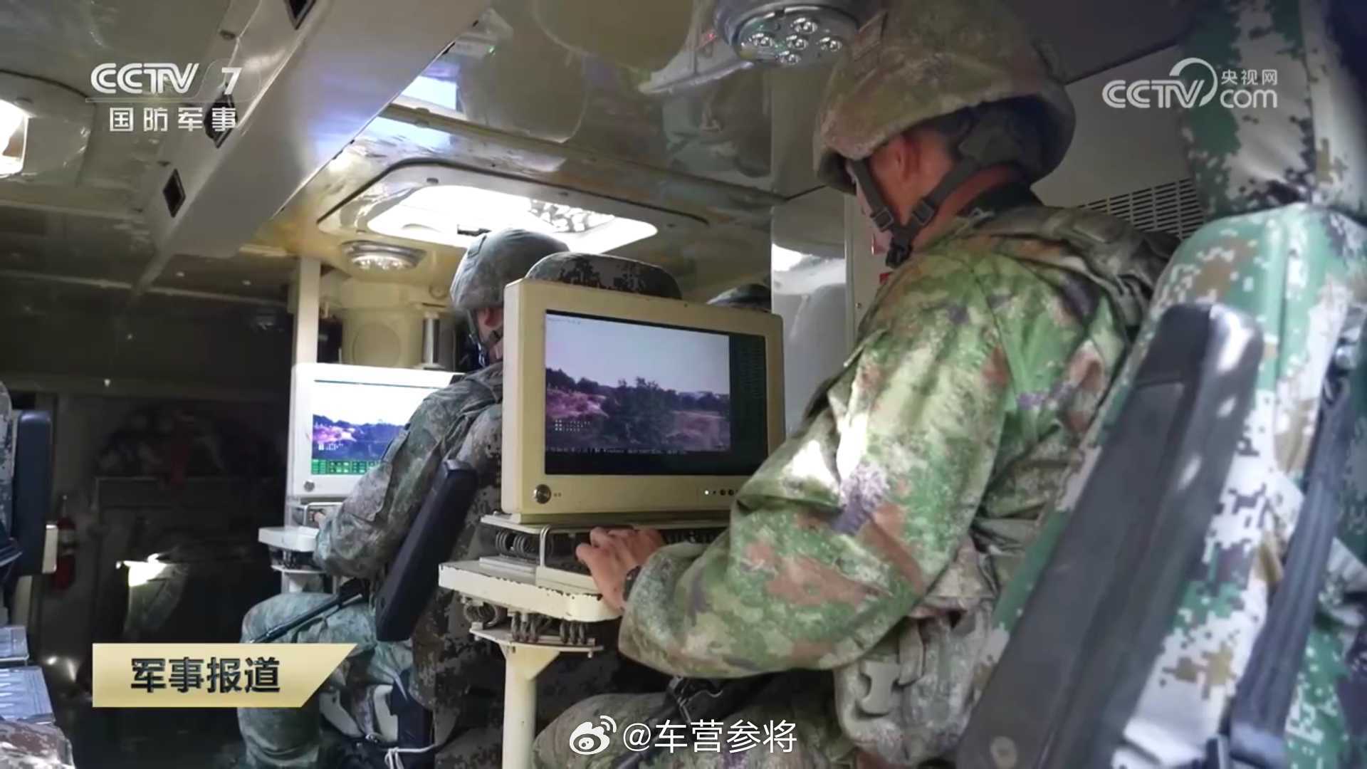 八轮侦察车内部