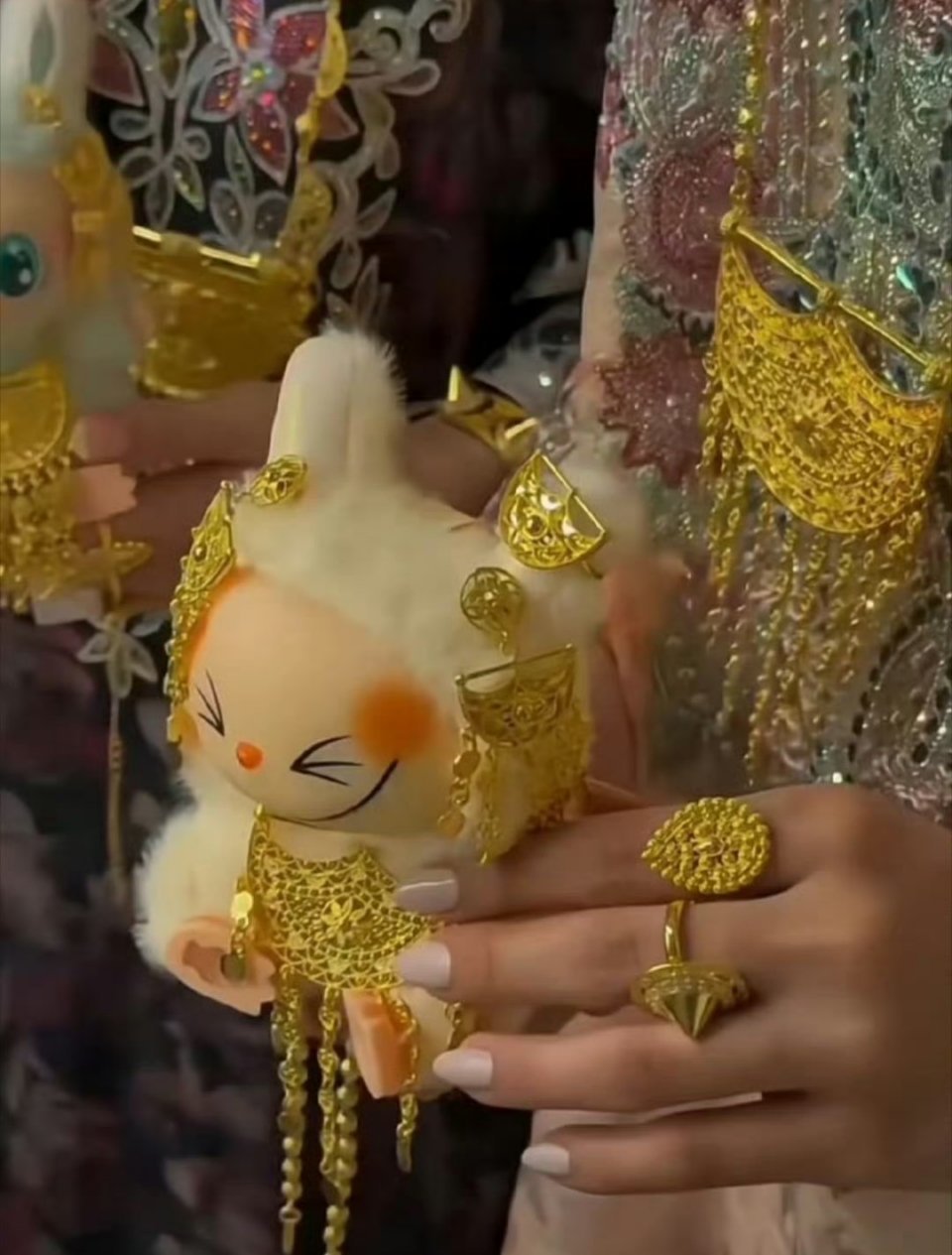 当迪拜人买了labubu穿金戴银的，有生之年竟然要羡慕一个娃娃👋​​​