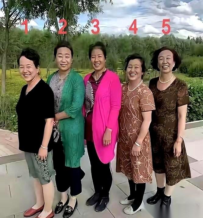 一张五个阿姨的合影，突然就火了。不是因为风景，也不是因为穿搭，就因为照片里一个