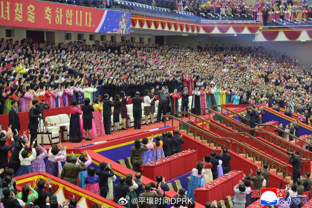 金正恩同志偕同李雪主女士和心爱的女儿步入观众席。此时，盼着这一光荣时刻到来的全体