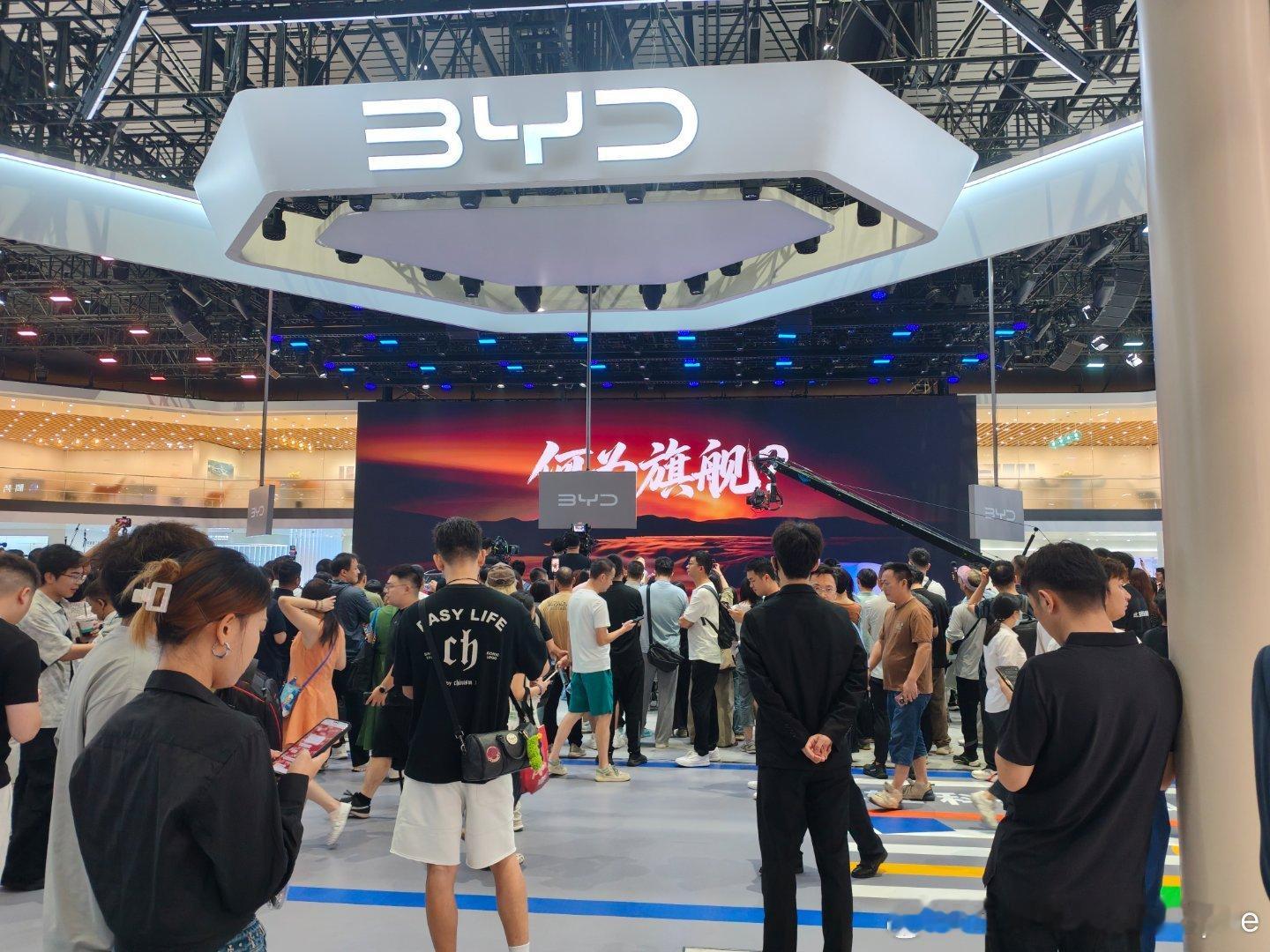 整理成都车展拍的素材，刚好翻到比亚迪第三代唐的几张图，前脸那条贯穿式大灯确实吸睛，远近光、动态效果都