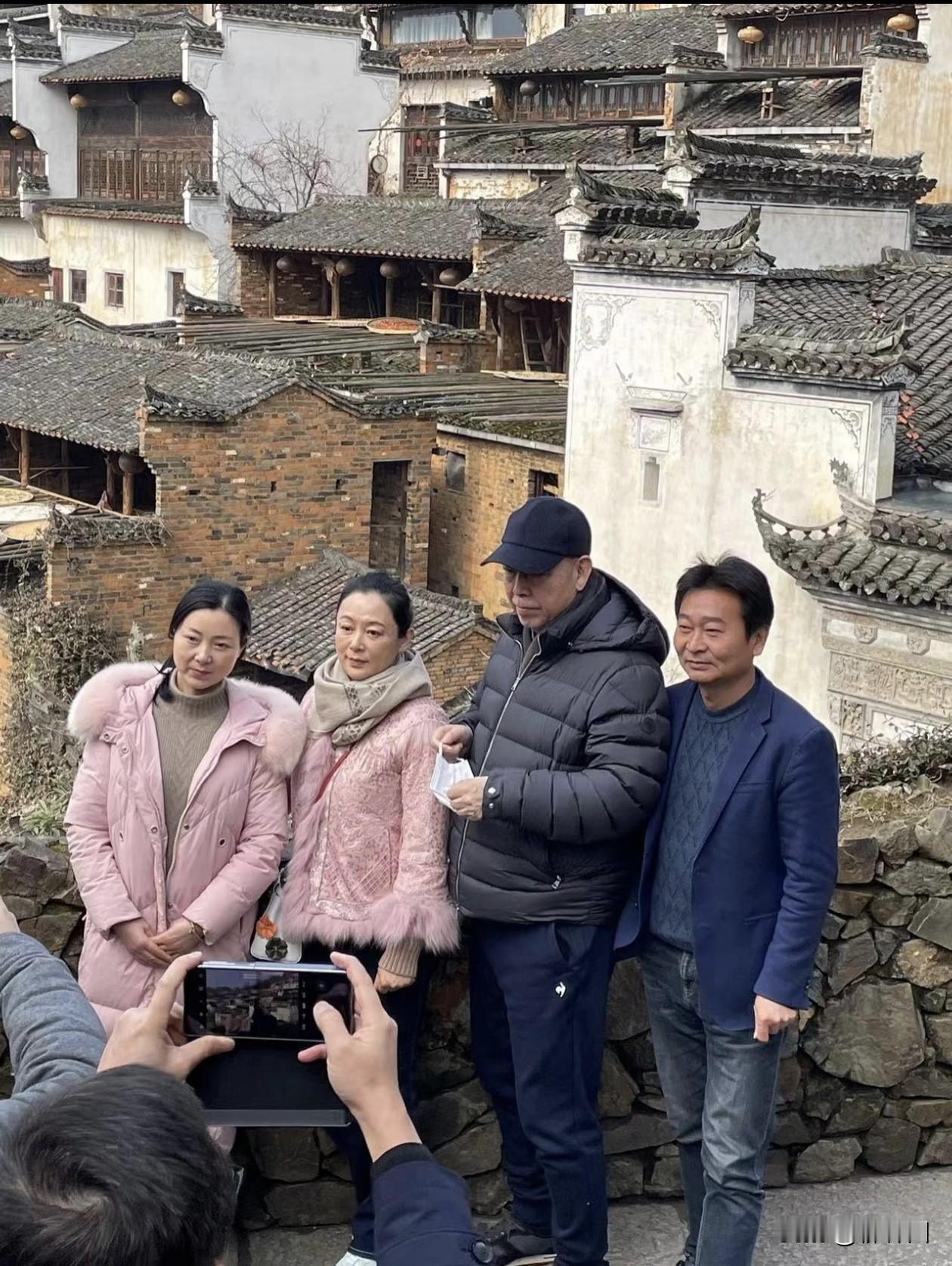 陈红老了就是普通大妈，不仅整张脸明显发福，脸上除了赘肉之外，还有明显的皱纹。