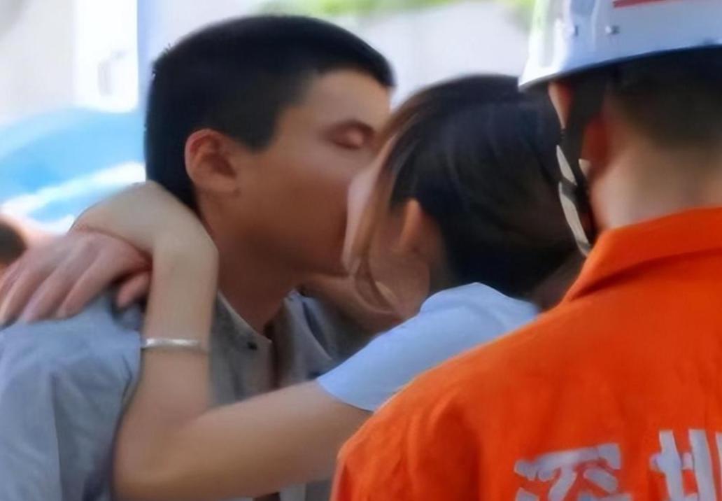 她也曾用刀片划过自己的手腕，路过天桥看到一名男孩欲跳桥自杀，想都没想上去亲吻男孩