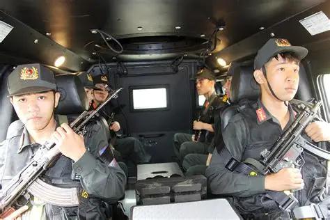 装甲车里的越南机动警察，这几位拿着的mp5冲锋枪是越南买的第一批mp5k,巴基