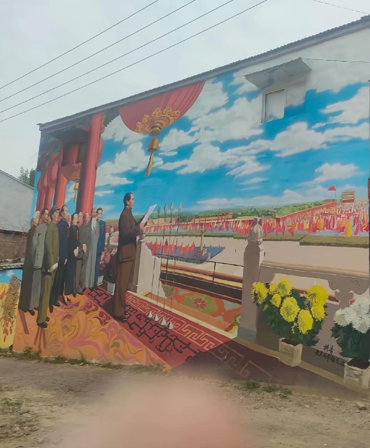 吴营村开国大典墙绘被涂白，这件事让人可怕的不是墙被刷白了。也不是人心被寒了，