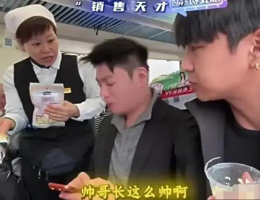 就因为收了旅客多给的1块钱和两只烧鸡，干了十几年的列车售货大姨直接被停职？这事儿