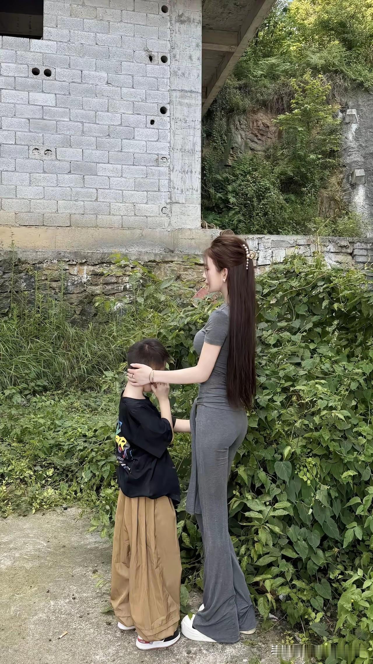 离婚不是人生落幕，是和孩子重新出发很多人都说，女人一旦离婚带着孩子，往后的