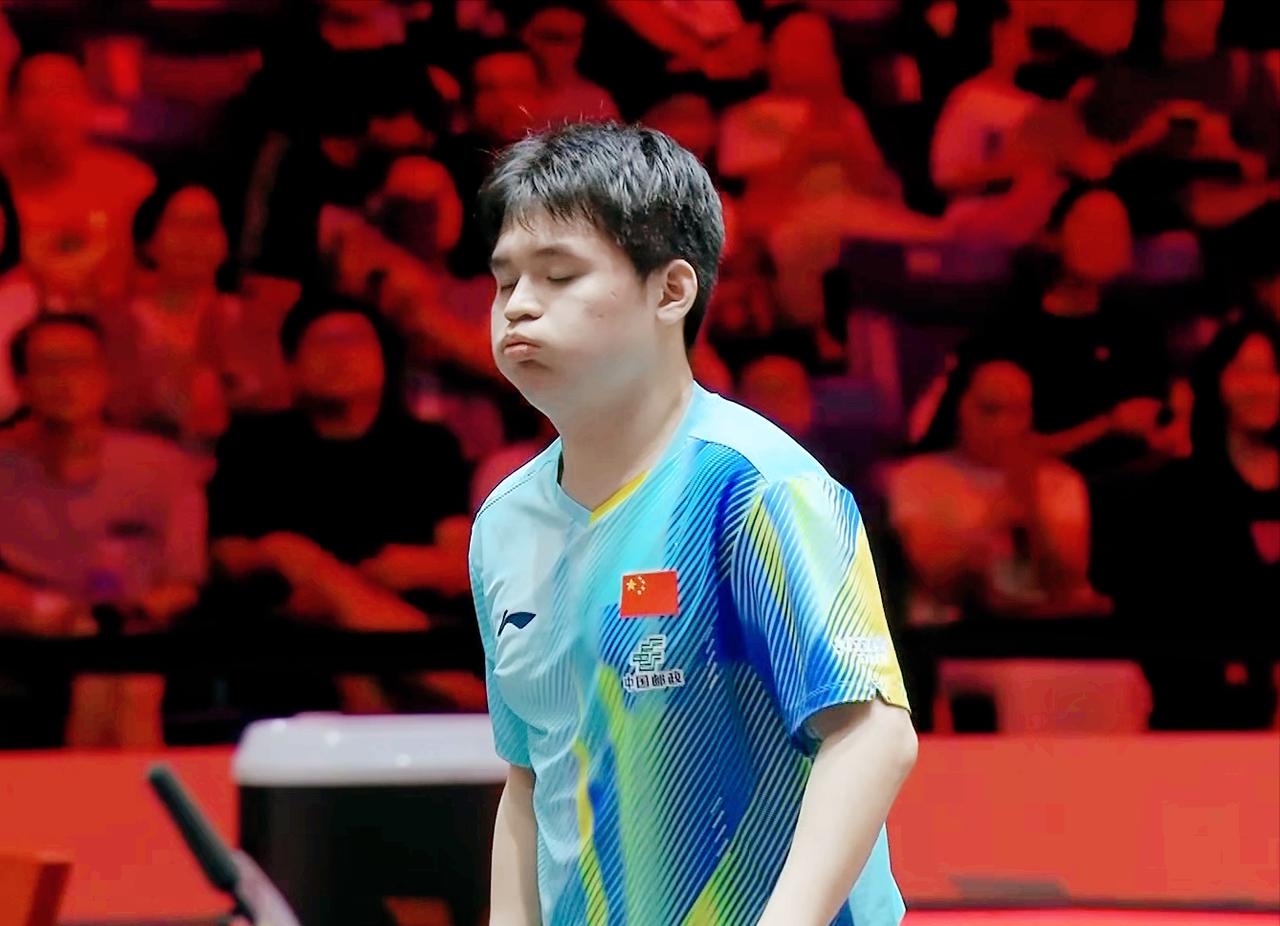 侯英超直言：林诗栋面场上随机应变差了。第一局林诗栋11:3拿下。第二局