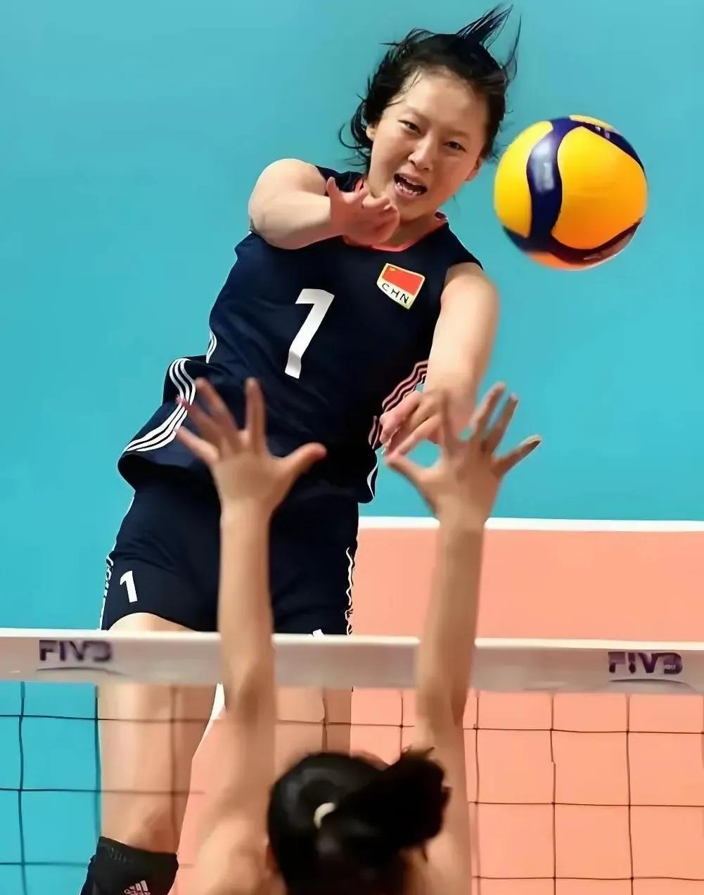 不敢相信！中国女排张籽萱真的16岁吗？打球真的很老辣，张籽萱有刁琳宇的快而稳，有