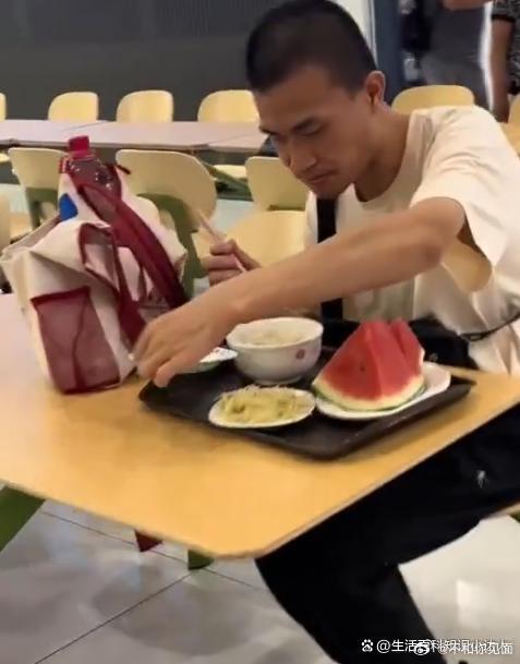 北大食堂偶遇韦东奕！午餐简简单单，两素配西瓜生活格外简朴