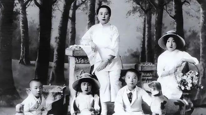 1906年，31岁的张作霖强势娶了18岁的许澍旸。大婚当夜，张作霖搂着许澍旸纤细