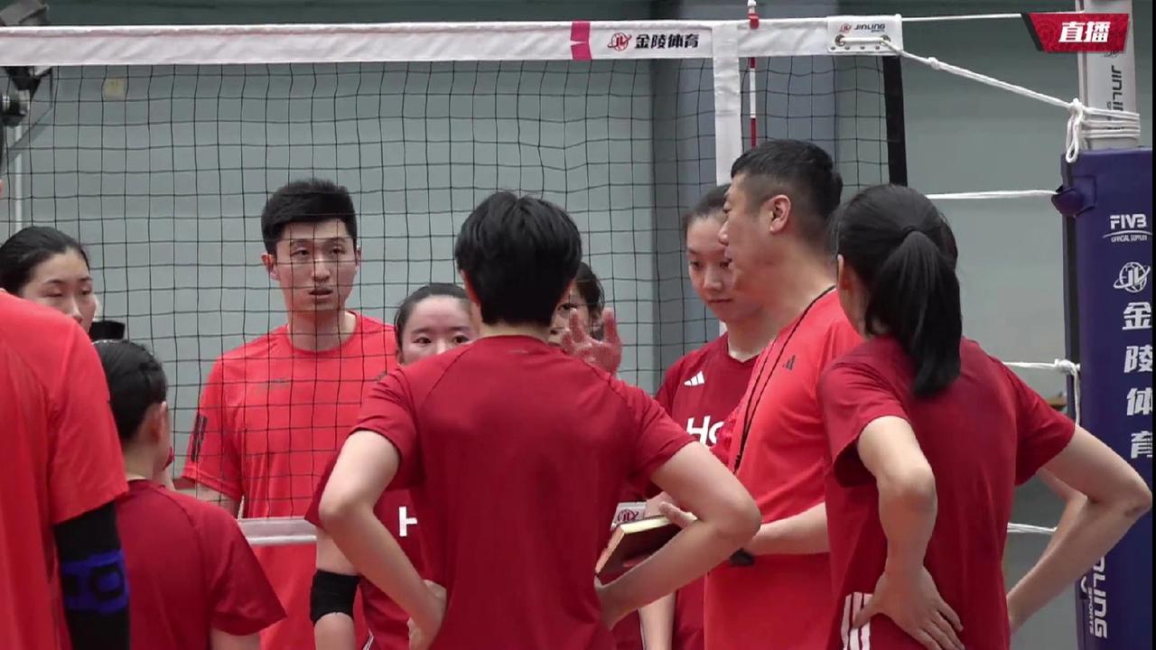 央视直播中国女排主教练赵勇上公开课，李盈莹现身担任球童引关注4月29日16:
