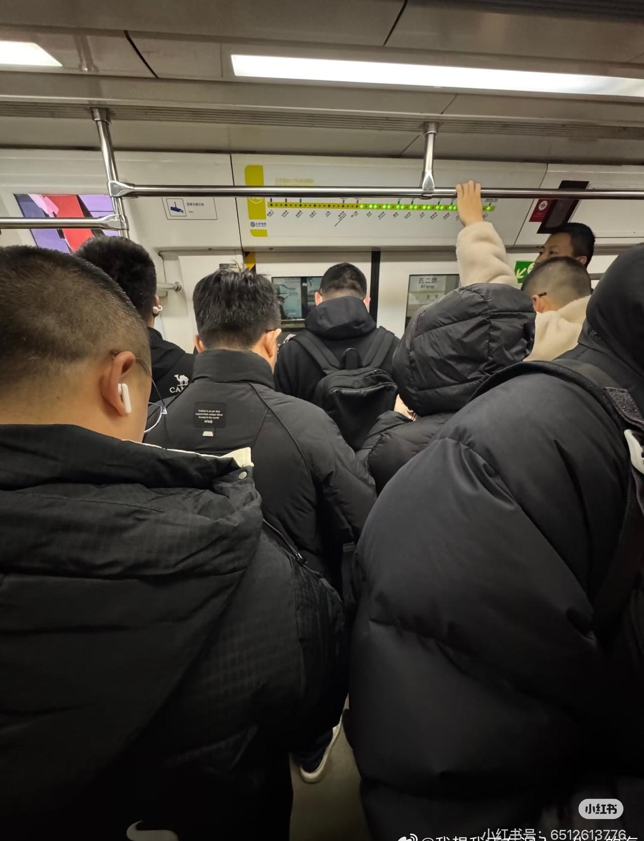 上次我说北京地铁里都是黑色羽绒服，有人说你还是大v，说话怎么不负责任。果然这两天