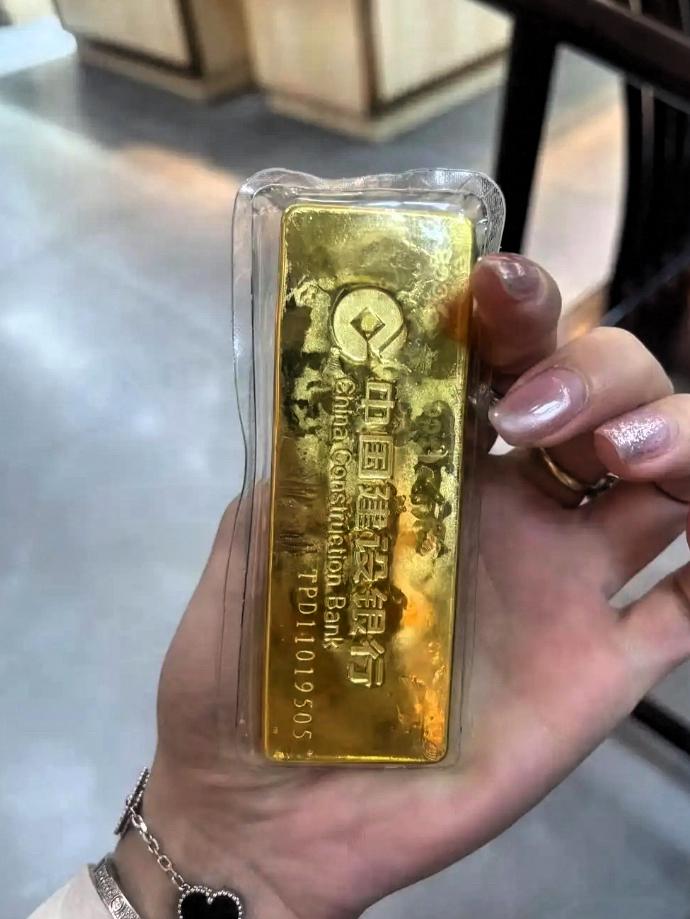 金价大跌，实体店却逆势涨价？店员自曝：月提成为零，顾客比销售还懂行！