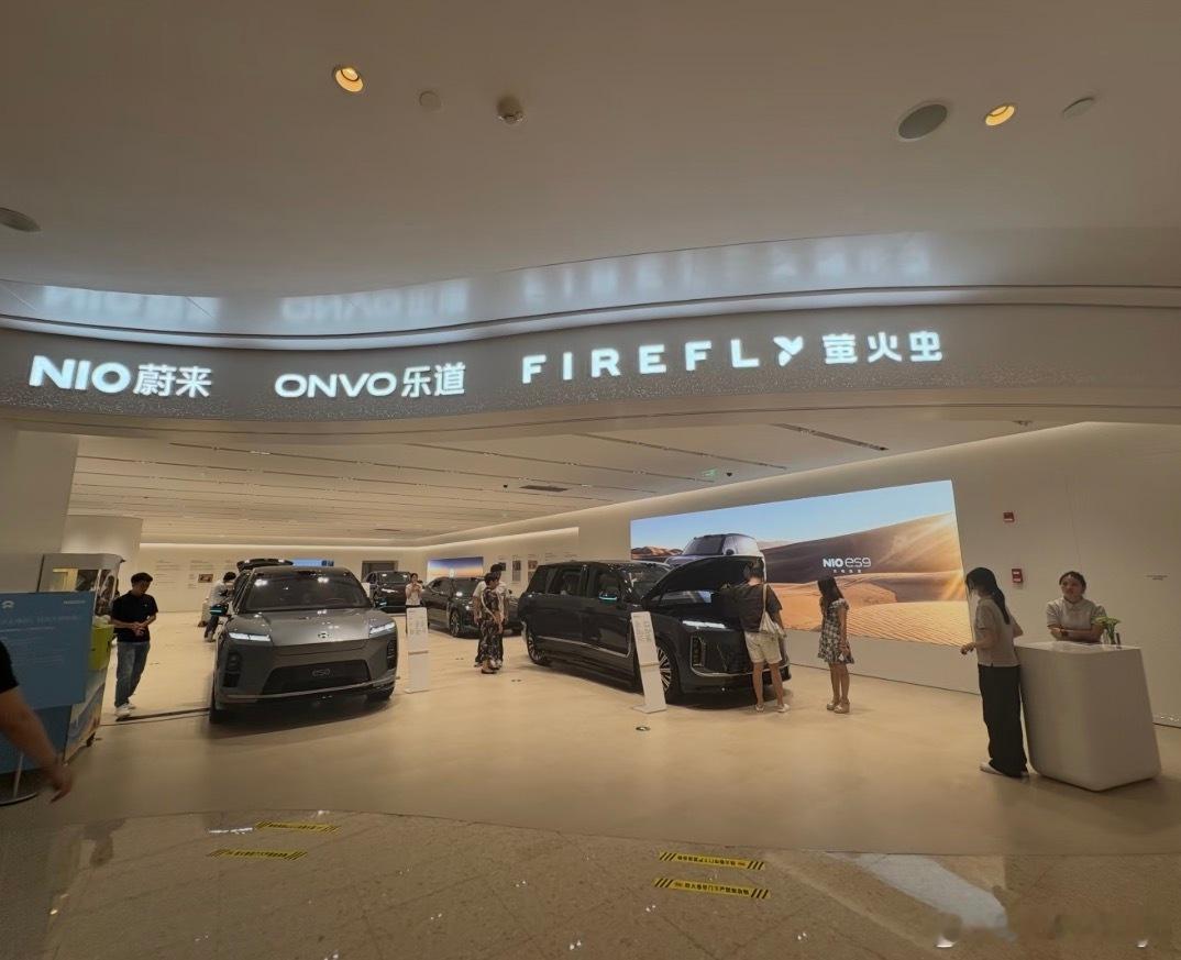 还是第一次在一线城市的商场里看到蔚乐萤的三合一店，蔚来降成本的决心越来越大了！感