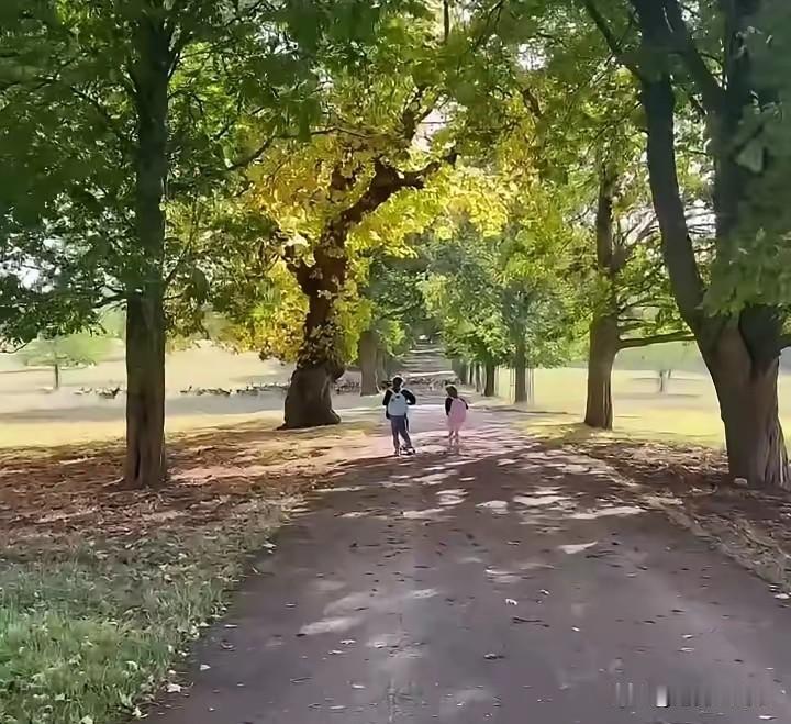 梅根哈里返英定居一个多月后，终于看到阿奇和莉莉贝特上学的画面了！苏赛克斯公爵夫