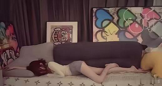 杨超越助理偷拍她的睡姿，爆了！事情的经过是这样，杨超越在客厅即兴唱歌后累了，就趴