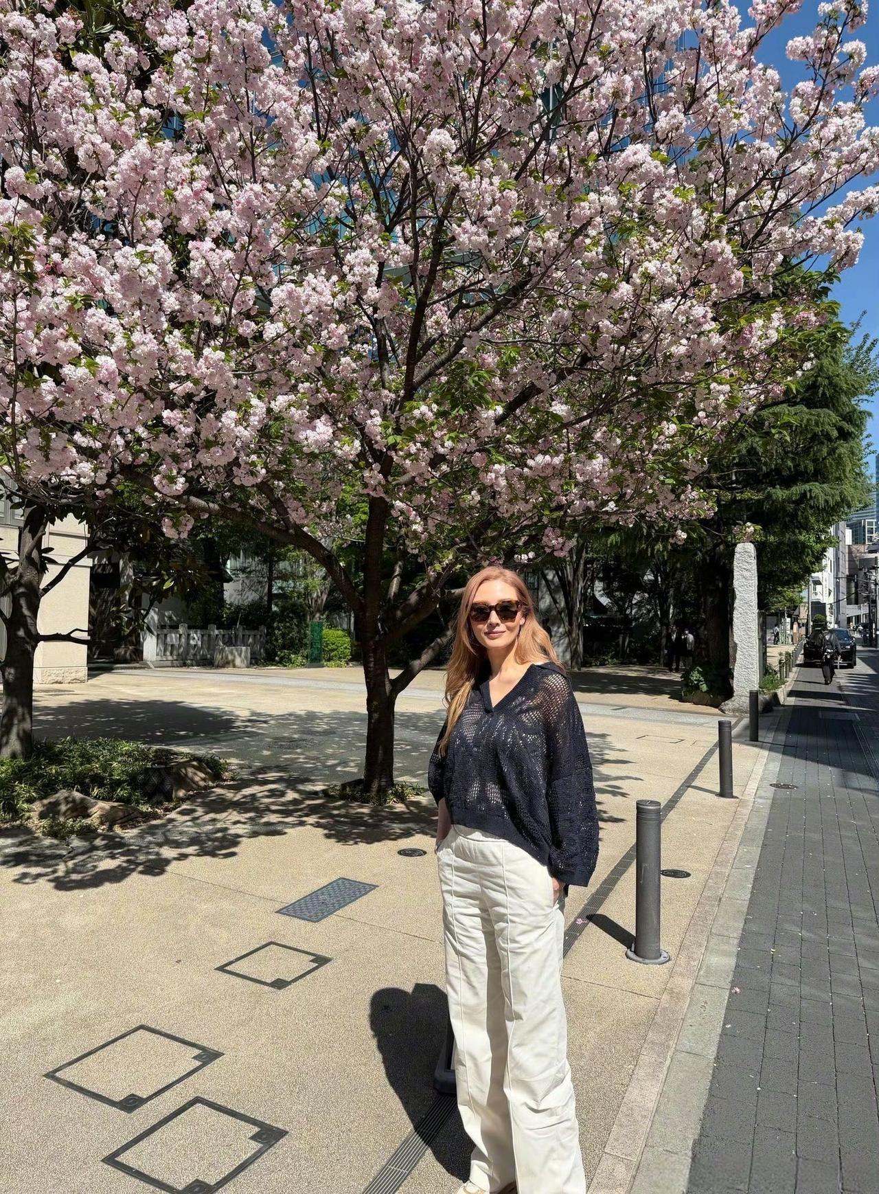 4月13日，李嘉欣晒美照，并配文：“好好享受这一刻”。李嘉欣又换新发色了，这